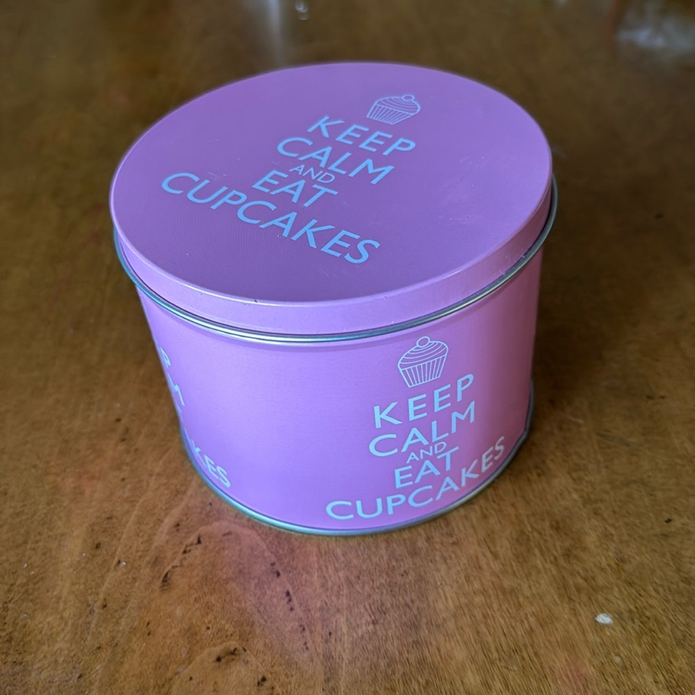 “KEEP CALM AND EAT CUPCAKES” pink tin